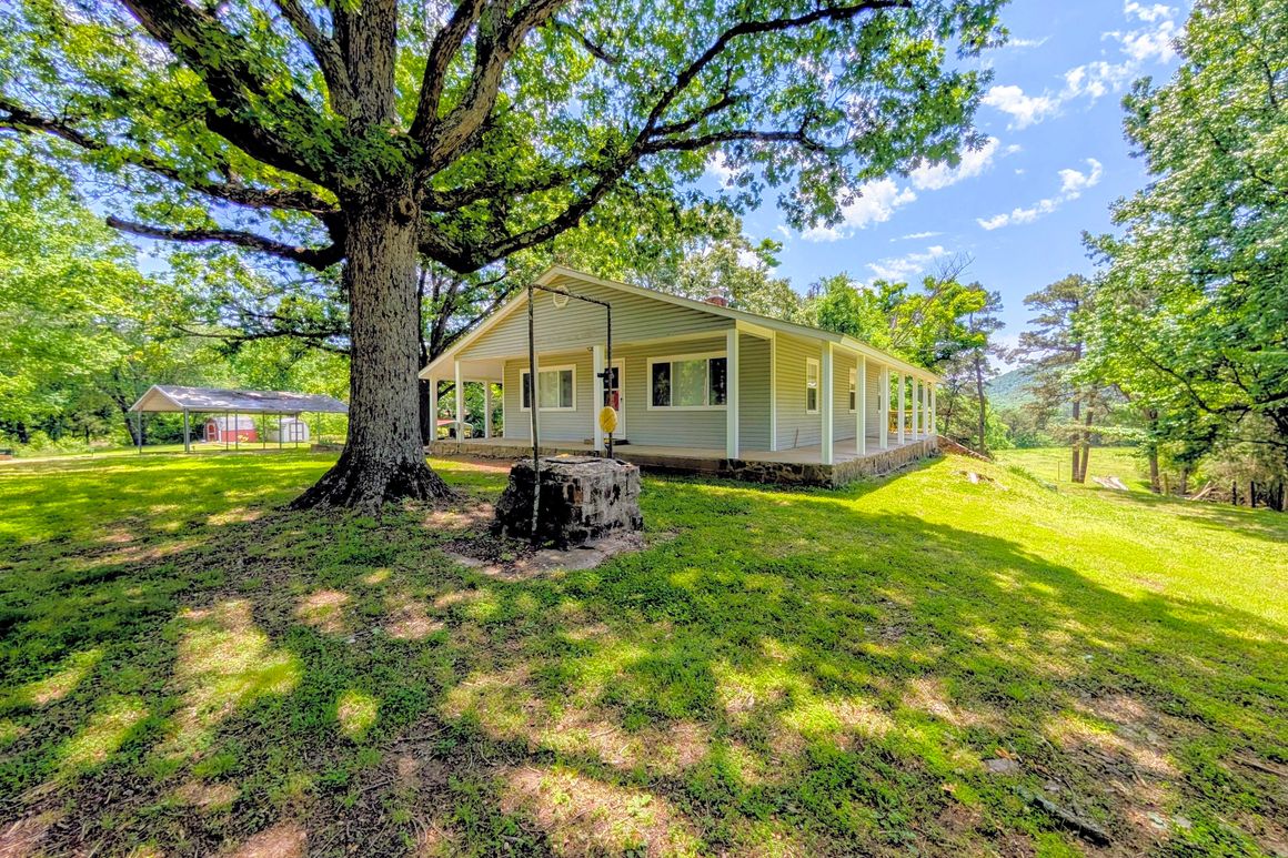 Hilltop Farmhouse — country rental near Mena, AR
